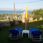Beachside Mobile With Private Yard Vakantiehuis Stamatopoulaíika
