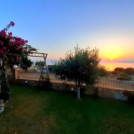 Beachside Mobile With Private Yard Stamatopoulaíika